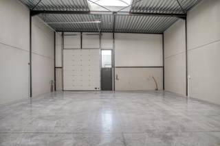 Nieuwbouw KMO-unit van ca. 180 m² in project Saturnus te Sint-Baafs-Vijve. Voorzieningen: - Parkeerplaats- Lichtstraat- Gepolierde...