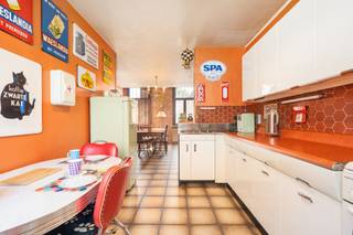 [[ DIT PAND NEEMT DEEL AAN DE ERA OPEN HUIZEN DAG OP 19/9 VAN 17:30 TOT 18:30 ]]
<p>Deze halfopen bebouwing biedt dankzij haar ruime indeling en het grote magazijn tal van mogelijkheden voor zowel particulieren als zelfstandigen. De woning beschikt over verschillende leefruimtes en biedt een mooie basis om volledig naar eigen smaak en behoeften te renoveren. Op het perceel bevindt zich het ruim magazijn, ideaal voor opslag, een werkplaats, hobbyruimte of zelfstandige activiteit.</p>

<p>Dankzij de combinatie van wonen en een bijzonder ruime magazijnruimte is dit een interessante eigendom voor wie op zoek is naar veel ruimte en uitbreidingsmogelijkheden. Een woning met karakter en vooral veel potentieel, die mits de nodige renovatiewerken kan uitgroeien tot een bijzonder ruime en veelzijdige eigendom.</p>

<p>Belangrijkste ruimtes:<br />• Ruime living (50 m²) met veel mogelijkheden voor een gezellige zithoek en eetplaats.<br />• Keuken uitgerust met dubbele spoelbak en elektrisch fornuis.<br />• Slaapkamer (12,23 m²) geschikt als kinder-, logeer- of bureauruimte.<br />• Grote slaapkamer (55,43 m²) met tal van indelingsmogelijkheden.<br />• Badkamer (6,41 m²) voorzien van douche, toilet en enkele wastafel in meubel.<br />• Praktische wasplaats met aansluiting voor wasmachine en droogkast.<br />• Twee bergingen voor extra stockageruimte.<br />• Kelder (15 m²) met technische ruimte en wijnkelder.</p>

<p>Troeven:<br />• Groot magazijn, ideaal als werkplaats, opslagruimte of hobbyruimte<br />• Tal van mogelijkheden naar inrichting en gebruik<br />• Nabij scholen, openbaar vervoer en belangrijke invalswegen.</p>

<p>Neem vandaag nog contact op met je ERA-makelaar voor een bezoek. JOUW DROOMHUIS. ZO GEVONDEN!</p>