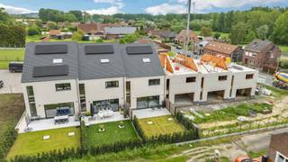 <p>Voor meer info of een bezoek, bel 053 59 49 34!</p><p><strong>LANCERINGSACTIE ! koop nu en geniet van een extra GRATIS staanplaats per woning! </strong></p><p>Ontdek dit stijlvolle nieuwbouwproject in het rustige en groene Galmaarden (Pajottegem), bestaande uit 7 BEN-woningen waarvan reeds 2 verkocht zijn. Deze moderne woningen combineren hoogwaardige afwerking met oog voor detail en optimaal wooncomfort.</p><p>De loten 1, 2, 3 en 7 kunnen nog volledig afgewerkt worden volgens uw eigen smaak en budget. Lot 7 komt bovendien in aanmerking voor aankoop aan 6% btw (onder voorwaarden).</p><p>Elke woning is energiezuinig uitgerust met een lucht-waterwarmtepomp, zonnepanelen, vloerverwarming én verkoeling, een regenwaterput en een voorbereid aansluitpunt voor een laadpaal in de carport. Binnenin geniet u van een lichtrijke leefruimte, 3 ruime slaapkamers en een stijlvolle badkamer met zowel ligbad als douche. Via de vaste trap bereikt u de zolderverdieping, die perfect kan ingericht worden als extra slaapkamers, hobbyruimte of polyvalente ruimte.</p><p>Buiten geniet u van een aangename zuidgerichte tuin waar rust centraal staat.</p>
