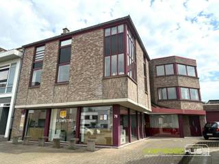 Ruim, instapklaar tweeslaapkamerappartement gelegen in het centrum van Liedekerke! Dit hedendaags appartement (99m²) op het 1ste verdiep omvat...