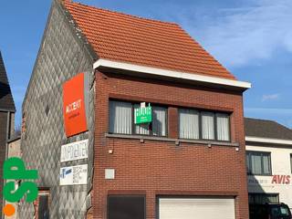 Het appartement heeft de volgende indeling: men komt op het gelijkvloers binnen via de inkomhal en kan met een trap de eerste verdieping bereiken...