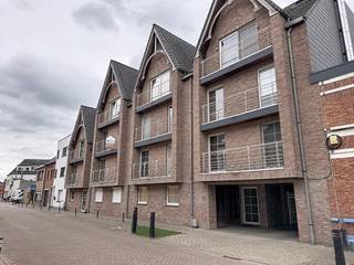 <p>Mooie en verzorgd tweeslaapkamer appartement in het centrum met terras en garage.<br />Te Sint Gillis bij Dendermonde bevindt zich dit verzorgde 2-slaapkamer appartement op de tweede verdieping, op wandelafstand van het centrum en diverse handelszaken alsook openbaar vervoer en scholen.<br />Verder omvat het een inkomhal met apart toilet, leefruimte, open keuken met aansluitende berging, 2 mooie slaapkamers, badkamer en tof terras. Lift aanwezig in het gebouw.<br />Extra pluspunt is dat er een garage inbegrepen zit in de huurprijs. 30€/maand gemeenschappelijke kosten. <br />Voor meer info mail vero@berno.be of bel 052/20 24 40</p>