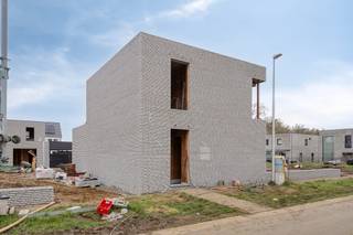 <p>Te koop: moderne nieuwbouw open bebouwing in Panisdries, Koersel, centraal gelegen in Limburg, nabij scholen en openbaar vervoer.</p>

<p> </p>

<p>Deze woning (bouwjaar 2026) combineert eigentijdse architectuur met duurzame voorzieningen, waardoor ze klaar is voor de toekomst. Dankzij de centrale ligging geniet u van een vlotte verbinding naar omliggende gemeenten en dagelijkse voorzieningen. De open bebouwing biedt een ruim gevoel en veel lichtinval, ideaal voor comfortabel wonen.</p>

<p> </p>

<p>INDELING:</p>

<p>• Inkomhal met apart toilet</p>

<p>• Ruime woonkamer met grote ramen en directe toegang tot het terras</p>

<p>• Moderne keuken en eetkamer, perfect voor gezellige momenten</p>

<p>• Berging voor extra opslag</p>

<p>• 3 slaapkamers met voldoende lichtinval</p>

<p>• Badkamer met kwalitatieve afwerking</p>

<p>• Terras, omheinde tuin en carport</p>

<p> </p>

<p>TROEVEN:</p>

<p>• Nieuwbouw (oplevering eind 2026)</p>

<p>• Moderne en duurzame voorzieningen (zonnepanelen, warmtepomp)</p>

<p>• Centrale ligging nabij scholen en openbaar vervoer</p>

<p> </p>

<p>Neem vandaag nog contact op met uw ERA-makelaar voor een bezoek.</p>

<p> </p>

<p>JOUW DROOMHUIS. ZO GEVONDEN!</p>