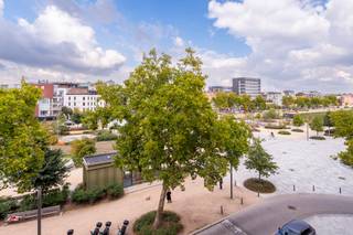 <strong>Karaktervolle duplex met zicht op het Zuiderdokkenpark </strong><br /><br />Deze charmante duplex combineert authentieke details met hedendaags comfort en een toplocatie op de Vlaamse Kaai, met uniek uitzicht op het nieuwe Zuiderdokkenpark.<br /><br />Via de lift kom je rechtstreeks binnen op de derde verdieping in de leefruimte, waar de authentieke lichtkoepel meteen karakter toevoegt. Dankzij de grote raampartijen geniet je hier van een zee aan licht. Er is een aparte keuken met aangenaam zuidoostelijk terras, en wie nog meerwaarde wil creëren kan eenvoudig een open keuken integreren in de leefruimte.<br /><br />De benedenverdieping (eveneens bereikbaar met de lift) biedt een gerenoveerde badkamer met twee wastafels inclusief toilet en daarnaast twee volwaardige slaapkamers met ingemaakte kasten, waarvan één met aansluitende wasberging. <br /><br />Het hele jaar door wooncomfort wordt verzekerd dankzij de geïnstalleerde airco. Bovendien geniet je van uitzonderlijk lage kosten: geen syndicus en een privatieve lift.<br /><br />Een instapklaar appartement met ruimte voor eigen accenten, op een absolute toplocatie in het bruisende Zuid.<br /><br />Grote plus: er is reeds een vergunning bekomen voor het maken van een groot dakterras! <br /><br />Contacteer LISTED vandaag nog voor meer informatie of een bezoek: <strong>+32 3 283 51 51</strong>