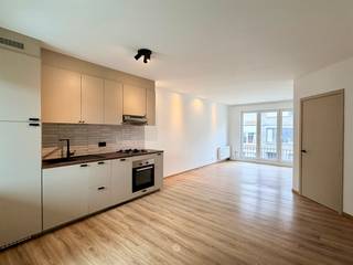 <p><span>GENT - </span><span>Bent u op zoek naar een gerenoveerd appartement in Gent? </span></p><p><span>Dan is dit appartement misschien iets voor u. </span></p><p><span> </span></p><p><span>De belangrijkste troeven in een notendop:</span></p><ul><li><span>Bevindt zich op de eerste verdieping</span></li><li><span>Open keuken centraal in het appartement</span></li><li><span>Vlotte verbinding naar centrum Gent</span></li><li><span>Voldoende parkeergelegenheid op straat </span></li></ul><p><span> </span></p><p><span>Zo ziet het appartement er uit: </span><span><br />U komt binnen in de leefruimte, die open aansluit op de eetruimte en keuken. Achter de keuken bevindt zich een veranda met plaats voor een wasmachine en toegang tot het terras. </span></p><p><span>Verder zijn er nog één slaapkamer, een extra kamer die naar wens kan worden ingericht, en een badkamer met vloerverwarming.</span></p><p><span> </span></p><p><span>Belangrijk: </span></p><p><span>EPC: 112 kWh/(m² jaar) </span></p><p><span>Huurprijs: 895 euro/maand + 90 euro/maand algemene kosten <br />Beschikbaar vanaf: 15/05/2026</span></p><p><span> </span></p><p><span>Voor een bezoek ter plaatse, vul uw huurdersprofiel in via onze website.</span></p>