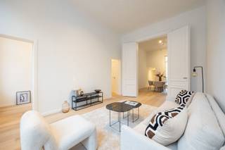 <p><span><span>Wonen met charme, klasse en een vleugje grandeur</span></span></p><p><span><span>Een gebouw dat niet alleen gezien mag worden, maar ook één met een architecturale air. Hier ademt de gevel art nouveau, kom je binnen in een authentieke hal, heb je hoge plafonds. Een woning met geschiedenis en een verhaal, en dit in een modern jasje.</span></span></p><p><span><span>Welkom in de geliefde Markgravewijk, een levendige buurt met standing waar architecturale parels, het stadsleven en de rust hand in hand gaan. Parken zijn hier om de hoek, het hipste restaurant van 2025, Cobrahouse is je nieuwe go to en één van de beste bakkers in Antwerpen, Domestic, ligt op wandelafstand. Dit in combinatie met een top bereikbaarheid is een match made in heaven.</span></span></p><p><span><span>Waarom je hier wil wonen</span></span></p><ul><li><span><span>Elegante architectuur en volledig gerenoveerd gebouw (ontworpen door Jules Dries, 1910)</span></span></li><li><span><span>Veel lichtinval en prachtige hoge plafonds</span></span></li><li><span><span>Terras en balkon met zicht op het park</span></span></li><li><span><span>Twee volwaardige slaapkamers met een aangenaam ruimtegevoel</span></span></li><li><span><span>Centrale ligging</span></span></li><li><span><span>Instapklaar</span></span></li></ul><p><span><span>Op de eerste verdieping van het gebouw vinden we het appartement met 2 slaapkamers. Een mooie leefruimte met toegang naar het balkon aan de straatkant. De eetkamer ligt in het verlengde van de leefruimte en kan je afscheiden met de dubbele deur. Een open keuken, voorzien van alle toestellen (Miele – Samsung), met toegang naar het terras aan de achterzijde met zicht op groen. In de nachthal is er een gastentoilet en berging met aansluiting voor wastoestel en droogkast.</span></span></p><p><span><span>De masterbedroom heeft een ensuite dressing en badkamer aan de achterzijde. De 2<sup>de</sup> kamer ligt aan de voorzijde van het appartement en is perfect als hobbykamer, gastenkamer of bureau.</span></span></p><p><span><span>Interesse? Wacht niet te lang en maak je afspraak via </span></span><span><span>www.sinjoor.be</span></span><span><span> of 03 283 05 00.</span></span></p>