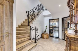 <p>Voor meer info of een bezoek, bel 054 78 90 01 - Op een strategische locatie te Geraardsbergen bevindt zich deze <strong>instapklare villa</strong> met <strong>renovatiejaar 2025</strong>. De ligging is reeds de eerste troef van de woning. Verschillende faciliteiten (scholen, openbaar vervoer, winkels, ...) bevinden zich in de nabije omgeving. De E40 richting Brussel en Gent is vlot bereikbaar. Deze woning met <strong>vier ruime slaapkamers</strong> biedt alle comfort. Het gelijkvloers beschikt over een ruime inkomhal met gastentoilet, een woonkamer, eetkamer én <strong>een volledig hyper-geïnstalleerde keuken</strong>. Ook is er <strong>een berging (wasplaats) én een garage</strong>. Op de eerste verdieping vinden we <strong>vier slaapkamers</strong> terug én een aparte badkamer. <strong>De zolderverdieping (54m2) </strong>kan worden ingericht als polyvalente ruimte of extra berging. Verder beschikt de woning over <strong>een droge kelder, een aangelegde tuin mét zwembad, vijver én tuinhuis , een oprit voor meerdere personenwagens</strong>. Gunstig EPC - Geen renovatieplicht - Dubbele beglazing - Betonnen constructie</p>