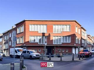 <p><span>Charming small 75 m² apartment with 2 bedrooms and garage.</span></p><p><span>Located on the 2nd floor of’a small condominium in a quiet neighborhood yet close to all amenities.</span></p><p><span>This apartment will seduce you with its great luminosity and its lovely unobstructed view.</span></p><p><span>It also boasts’a small rear terrace overlooking the gardens, as well as’a cellar and room for bikes and children's car’.</span></p><p><span>Low charges, very low property tax.</span></p><p><span>To visit tel : 02/420 00 28 or info@immobpc.be</span></p><p><span> </span></p>