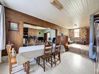 <p><span><span><strong>Te renoveren HOB met 5 SLPK, tuin én garage, op Toplocatie!</strong></span><br /><br />Ontdek deze <strong>ruime halfopen bebouwing</strong> in het felgegeerde Ternat, op slechts 2 km van het centrum en het station. Momenteel betreft het twee afzonderlijke woningen die samen <strong>een uitzonderlijk renovatieproject</strong> vormen. Ze kunnen volledig samengevoegd worden tot één <strong>bijzonder ruime halfopen bebouwing</strong>, ideaal voor wie op zoek is naar <strong>veel woonruimte en mogelijkheden</strong>.</span></p>
<p><span>Daarnaast lenen de woningen zich perfect tot <strong>het creëren van een kangoeroewoning</strong>, wat tal van opportuniteiten biedt voor co-housing of zorgwonen.</span></p>
<p><span>Op vandaag beschikken de twee woningen samen over maar liefst <strong>5 slaapkamers, 2 badkamers, 2 keukens,</strong> enz.. Achteraan geniet u van <strong>een ruime tuin</strong>, perfect voor ontspanning en buitenleven. Extra troef is de <strong>zij-ingang langs rechts</strong>, wat zorgt voor een vlotte en praktische toegang tot het perceel.</span></p>
<p><span>Kortom, <strong>een bijzonder aantrekkelijk renovatieproject</strong> voor handige doe-het-zelvers en creatieve kopers die van twee bestaande woningen hun droomwoning willen maken.<br /><br /></span>Voor meer info en/of een bezoek, contacteer uw vastgoedkantoor KURTIMMO via 0476/076993 of info@kurtimmo.be!</p>