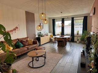 KIJKDAG: 08/08/26 : 0487508997<br />Dit instapklare appartement is centraal gelegen in een residentiële wijk in Merksem. In de nabije omgeving van groen (o.a. Fort van Merksem), winkels en het openbaar vervoer. Vlotte verbinding met auto, openbaar vervoer of A-fiets naar omliggende gemeentes en Antwerpen. Kortom u geniet van het gemak van het stadsleven gecombineerd met rust en groene ruimtes in de omgeving.<br /><br />We betreden het appartement via de inkomhal. Vooraan vinden we de ruime en lichte woonkamer met aansluitend de open keuken. De keuken is voorzien van de nodige inbouwtoestellen zoals vaatwasmachine, inductie kookplaat, ijskast en diepvriezer. Aanpalend is er nog een wasplaats.<br />Achteraan vinden we 2 volwaardige slaapkamers. Via de kleinste slaapkamer heeft u toegang tot het gezellige terras. Verder is er nog de badkamer, die voorzien is van een douche en lavabomeubel en een apart gastentoilet.<br /><br />TROEVEN:<br />Instapklaar<br />EPC B<br />Elektrische keuring conform<br />Terras<br />Kleinschalig gebouw<br />Uitzicht op groen achteraan<br />Op het plein schuin over het appartement vindt u A-fietsen en Donkey fietsen, voor de deur elektrische laadpalen.<br /><br />Oppervlakte 81m²<br />Afmetingen zijn indicatief