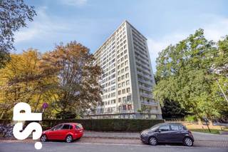 <h2>Lichtrijk appartement + P op de 13e verdieping met prachtig uitzicht</h2>
<p>Op de 13e verdieping van Residentie Taormina in Berchem bevindt zich dit recent vernieuwde appartement van 89 m². <br />Wat hier meteen opvalt, is het licht en het uitzicht. Dankzij de hoge ligging en de brede ramen geniet je vanuit de leefruimte van een prachtig, weids uitzicht. De combinatie van het vele natuurlijke licht en de brede leefruimte zorgt ervoor dat het appartement groter en opener aanvoelt dan de oppervlakte doet vermoeden.</p>
<p>Het appartement werd recent vernieuwd en is dan ook helemaal klaar om er je eigen plek van te maken. Er werd o.a. een nieuwe keuken en badkamer geïnstalleerd en het appartement werd voorzien van veel inbouwkasten, waardoor de beschikbare ruimte praktisch en efficiënt wordt benut. Tevens werd er een warmtepomp geïnstalleerd.</p>
<p>De leefruimte vormt het hart van het appartement. Hier komen het licht, de ruimte en het uitzicht mooi samen. Het is een plek waar je overdag geniet van de natuurlijke lichtinval en waar je 's avonds kan ontspannen met het uitzicht over de omgeving.</p>
<p>Verder beschikt het appartement over twee slaapkamers, een badkamer en de nodige praktische opbergruimte.</p>
<p>Het appartement wordt aangeboden met een parking, deze is verplicht aan te kopen voor <strong>€16.000.</strong><br /><br />Een appartement voor wie vooral valt voor <strong>licht, uitzicht en een instapklare woning</strong>, en graag op een hogere verdieping woont met de stad en omgeving letterlijk aan zijn voeten.<br /><br />EPC: 124 kWh/<span>m².<br /><br />Meer info?<br />Contacteer het kantoor van IMMO SP in Antwerpen via info@immosp.be of 03 226 20 40.<br /></span></p>