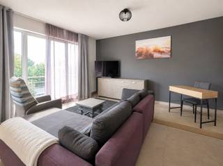 Dit verzorgd appartement is gelegen op de tweede verdieping.Het gebouw beschikt over een lift, geschikt voor rolstoelgebruikers.Het appartement omvat een ruime inkomhal met videofoon, een grote en lichtrijke leefruimte met zicht op het terras en een mooie open keuken voorzien van voldoende kastruimte en toestellen zoals kookplaat, dampkap, oven en koelkast.Verder zijn er drie slaapkamers, een verzorgde badkamer met ligbad, aparte douche en dubbele lavabo in meubel, een praktische wasplaats en een extra berging.Het ruime terras vormt een mooie extra troef.Het appartement beschikt over centrale verwarming op gas en is overal voorzien van aansluitingen voor televisie en internet.