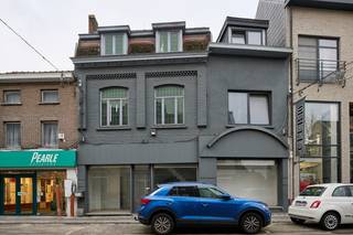 in een winkelstraat van centrum Ninove kan u dit handelspand met woonst terugvinden. Met een gevelbreedte van 10,5m en een totale...