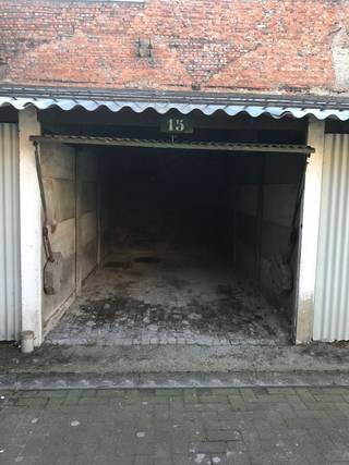 HIER ZIJN IN TOTAAL NOG 3 GARAGEBOXEN TE KOOP. Afzonderlijk of als geheel. De garages zijn volledig afgesloten met kantelpoort en maken deel uit van...