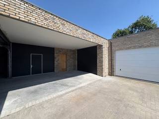 <span>Deze opslagruimte/ loods van +/- 255m2 is gelegen in de Hugo Verriesstraat in Izegem.</span><br /><br /><span>De opslagruimte heeft een hoogte van +/- 3 meter. De opslagruimte/ loods bestaat uit een gelijkvloers verdiep van 185m2 en een 2e verdiep van 70m2. Het is mogelijk om aanvullende kantoren te realiseren.<br /><br />U kan vrij inrijden met een ruime doorgang waar u vervolgens terechtkomt op een site van diverse garageboxen en opslagruimtes. </span><br /><br /><span>Afmetingen sectionale poort: 3,5m breedte en 2,85m hoogte.</span><br /><br /><span>De opslagruimte is uitgerust met een sectionaalpoort, water, gas en zware elektriciteit.</span>