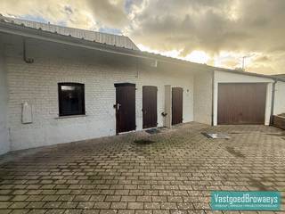 Deze instapklare woning is gelegen in Zottegem, nabij tal van verschillende invalswegen.De woning omvat een ruime leefruimte, ingerichte keuken,...