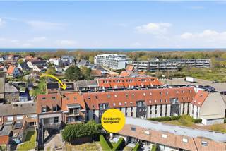 Op zoek naar een instapklaar tweede verblijf aan zee of een slimme investering? Dit lichtrijke appartement op de tweede verdieping in Vosseslag (De Haan) combineert rust, comfort en een topligging op wandelafstand van strand, bos en tramhalte.<br /><br />Het appartement, gebouwd in 1980 en met een bewoonbare oppervlakte van 65 m², werd reeds deels gerenoveerd: het dak en de veluxramen werden vernieuwd in 2021 en elk appartement beschikt over een aparte boiler. Dankzij het gunstige EPC-label B (169 kWh/m² jaar) is er geen renovatieplicht. Bovendien is het pand asbestveilig. <br /><br />De gezellige woonkamer geniet van veel lichtinval via een dubbel raam en velux en geeft toegang tot de afgewerkte zolderverdieping, ideaal als extra slaap- of bergruimte. De ingerichte keuken beschikt over alle nodige toestellen. Verder zijn er een badkamer met ligbad en aansluiting voor wasmachine, een apart toilet en een ruime slaapkamer met toegang tot het balkon.<br /><br />Er is geen lift aanwezig in het gebouw. De gemeenschappelijke doorgang biedt plaats voor fietsen (met voorziene haken).<br /><br />Neem voorsprong met een vrijblijvende en gratis schatting van uw eigendom via:<br />http://www.residentievastgoed.be/gratisonlineschatten