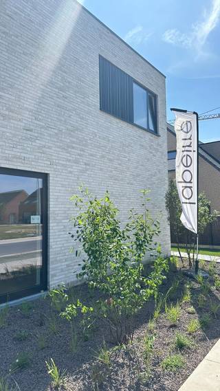 <p>Wonen in alle rust, omringd door groen én met hedendaags comfort binnen handbereik. In deze aangename en vlot bereikbare woonomgeving in Roeselare realiseert Lapeirre een moderne viergevelwoning waar ruimte, licht en duurzaamheid centraal staan. Dankzij de aansluiting op het warmtenet woon je niet alleen energiezuinig, maar ook toekomstgericht.<br /><br />De lichtrijke leefruimte met open keuken vormt het hart van de woning en staat in direct contact met de tuin. Hier geniet je dagelijks van een aangenaam ruimtegevoel en een vlotte connectie tussen binnen en buiten. Een absolute troef is de volwaardige slaapkamer met eigen badkamer op het gelijkvloers. Ideaal voor wie levenslang comfortabel wil wonen, een praktijkruimte wenst of extra flexibiliteit zoekt voor gasten of thuiswerk.<br /><br />Op de eerste verdieping bevinden zich drie bijkomende slaapkamers en een tweede badkamer, uitgerust met een dubbele lavabo en een inloopdouche. Zo geniet elk gezinslid van voldoende ruimte en privacy.<br /><br />Deze woning wordt hoogwaardig afgewerkt met kwaliteitsmaterialen en hedendaags comfort, waaronder:<br />✓ luxe keuken met keramisch werkblad<br />✓ inductiekookplaat met geïntegreerde afzuiging<br />✓ 2 volledig uitgeruste badkamers<br />✓ vloerverwarming<br />✓ grote vloertegels (120 x 60 cm)<br />✓ plafondhoge binnendeuren<br />✓ glazen steel look deur in de inkom<br />✓ blokdeuren met zwarte krukken op het gelijkvloers<br />✓ designtrap met Z-treden<br />✓ geschilderd<br />✓ tuin en terras aangelegd<br /><br />Een unieke kans voor wie op zoek is naar een ruime, energiezuinige en kwalitatief afgewerkte woning op een rustige, maar vlot bereikbare locatie. Deze woning is af en kan bezocht worden <strong>op afspraak</strong>. Zo kan je de afwerking, indeling en het ruimtegevoel zelf ervaren.<br /><br /><strong>Meer informatie of wens je een bezoek?</strong><br />Contacteer vrijblijvend onze bouwadviseur Steven via 051 26 36 86 of steven@lapeirre.be<br /><br /><span>Prijs = incl. infrastructuur, grond, constructie, architect, EPB-verslaggeving, veiligheidscoördinatie. Excl. Kosten (BTW, registratie en aansluitingskosten) (tenzij expliciet anders vermeld)  </span><br /> </p>