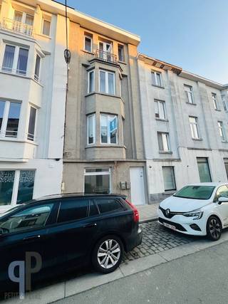 Dit recent gerenoveerde (elektriciteit, chauffage, dak en ramen) gebouw is opgedeeld in 2 duplex studio's. De studio's omvatten een slaapkamer, vernieuwde badkamer met douche, wastafel en toilet. Verder heeft elke studio een leefruimte met vernieuwde keuken op de andere étage. Uitstekende ligging op wandelafstand van het stadscentrum en mooie huuropbrengst van €1200/maand. Momenteel reeds langdurig verhuurd. Topper ! Voor meer inlichtingen of een bezoek, contacteer Veronique 0483/676579