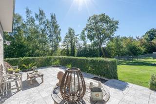Century21 ImmoNero presenteert deze prachtig gerenoveerde bungalow van 221m² met uitzonderlijke afwerking, in een schitterende parktuin van 3.771m² welke u absolute rust en privacy waarborgt. Via de elektrische toegangspoort komt u het domein binnen langs de brede, verlichte privé oprit met een 6 tal parkeerplaatsen. De bungalow welke zeer grondig en volledig werd vernieuwd in 2020 -2025 biedt vervolgens: Inkom met WC, schitterende living van 78m² met hypergeïnstalleerde keuken , welke naadloos doorloopt in de prachtig aangelegde terrassen, deels overdekt, met subliem zicht op de parktuin; Ingerichte wasplaats 7m² en 2 kinderkamers van elk 12m² met ingemaakte kasten en Douche kamer; Master bedroom bestaande uit een ingerichte dressing, kamer 26m² en een en suite badkamer. Grote garage van 21m², Carport voor 2 wagens en tuinberging. Verwarming met warmtepomp, zonnepanelen en Airco in alle ruimtes. Alu ramen, ventilatie D, Laadpaal, Camerabewaking rondom, Elektriciteit is conform. EPC = B. meer info: www.sintannastraat81.be
