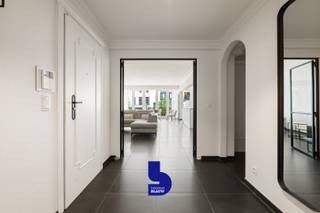 Stijlvol appartement met uniek uitzicht op het Wapenplein in Oostende<br />Welkom in dit prachtige appartement, waar ruimte, comfort en een topligging perfect samenkomen. Vanuit de royale woonkamer geniet u elke dag van een uniek en levendig uitzicht op het Wapenplein, het bruisende hart van Oostende.<br />De moderne, volledig uitgeruste keuken vormt het kloppende hart van de woning. Dankzij het ruime kookeiland is dit de ideale plek om samen met familie en vrienden te koken, aperitieven en gezellige momenten te beleven.<br />Het appartement beschikt over twee volwaardige slaapkamers, die elk rechtstreeks toegang geven tot een eigen terras. Zo geniet u op elk moment van de dag van een aangename buitenruimte.<br />Verder vindt u een apart gastentoilet en een stijlvolle, luxueuze badkamer, uitgerust met een ruime inloopdouche en een hoogwaardige afwerking.<br />Als extra troef beschikt het appartement over een praktische fietsenberging, ideaal voor wie graag de stad en de kust per fiets verkent.<br />Bent u op zoek naar een ruim, instapklaar appartement met een uitzonderlijke ligging, veel lichtinval en alle comfort? Dan is dit een unieke kans die u niet mag missen.