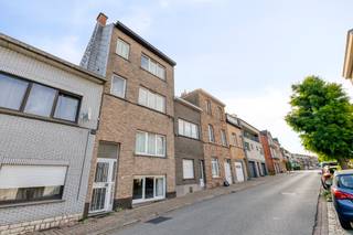 Deze ruime en veelzijdige woning is gelegen in de Brouwerijstraat 33 te Strombeek en biedt dankzij haar interessante indeling tal van mogelijkheden. Met 4 slaapkamers, 2 badkamers, een tuin en parkeergelegenheid voor 2 wagens is dit een ideale woning voor gezinnen of voor wie op zoek is naar voldoende ruimte.<br /><br />Op het gelijkvloers bevindt zich een aangename woonkamer, een keuken, een badkamer en toegang tot de tuin, een absolute troef voor wie graag over een buitenruimte beschikt.<br /><br />De eerste verdieping omvat twee slaapkamers. <br /><br />Op de tweede verdieping vinden we opnieuw een keuken en woonkamer, wat de woning bijzonder interessant maakt voor bijvoorbeeld een groot gezin, kangoeroewonen.<br /><br />De derde verdieping beschikt over nog twee slaapkamers en een tweede badkamer. Bovenaan is er bovendien nog een zolder, die extra bergruimte biedt.<br /><br />Achteraan het perceel is er parkeergelegenheid voor twee wagens, wat in deze omgeving een mooie meerwaarde is.<br /><br />De woning beschikt over een EPC-label D, waardoor er geen renovatieverplichting geldt. Dankzij de ruime indeling en de verschillende leefruimtes biedt deze woning heel wat mogelijkheden om ze volledig naar eigen wensen en behoeften in te richten.<br /><br />Interesse? Neem dan contact op met ons om een bezoek in te plannen!<br /><br />Bestuursmaatregelen in het maatregelenregister: nee