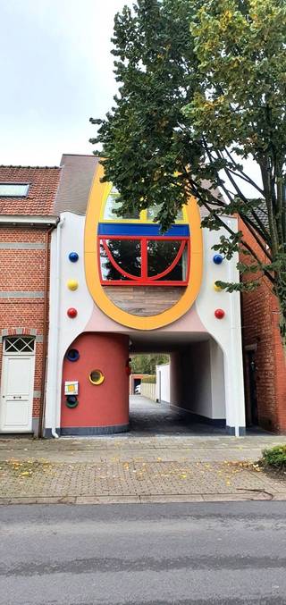 te huur : woning gelegen Lage kaart te Brasschaat , nieuwe woning met gelijkvloers kantoor of gastenkamer (slaapkamer)  met aparte douche en lavabo , berging , terras stadstuintje garage  , eerste verd :  terras ,ruime volledig ingerichte keuken met eiland , eetkamer en living met ingemaakte kasten en sfeerhaard  , 2 de verd hal met ingemaakte kasten,   badkamer met inloopdouche ,lavabo met meubel ,toilet, slaapkamer met ingemaakte kasten . Beoordeling nieuwe woning voorzien van zonnepanelen warmtepomp volledig gemeubeld incl huisraad 
Huurprijs 2500 €  dat is incl nutsvoorzieningen !!!!!!  DIECT BESCHIKBAAR   IDEAAL VOOR EXPATS !!!!!!!