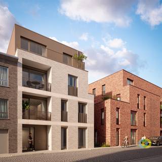 <p><span>In de Ridderstraat, een rustige eenrichtingsstraat in het centrum van Vilvoorde, verrijst het nieuwbouwproject Ridder I &amp; II. Dit project komt in aanmerking voor aankoop aan 6% btw, ook voor investeerders.Het geheel bestaat uit twee halfopen residentiële gebouwen die harmonieus zijn ingeplant rond een groene, gemeenschappelijke binnentuin. Ridder I wordt uitgevoerd in een genuanceerde, natuurlijke rode baksteen, gecombineerd met natuurkleurig schrijnwerk en balustrades. Het gebouw telt 12 appartementen, verdeeld over drie volwaardige bouwlagen en een teruggetrokken vierde verdieping. De zuidgerichte terrassen bieden een aangenaam zicht op de centrale binnentuin. Ridder II omvat 4 appartementen en sluit naadloos aan bij het geheel, met een verfijnde en eigentijdse architectuur met een eigen karakter. De gevel wordt afgewerkt in lichtgrijze gevelsteen, gecombineerd met witte betonnen balkons en aluminium schrijnwerk in warme goud- en koperaccenten. Dit zorgt voor een tijdloze en hoogwaardige uitstraling. De dakverdieping wordt extra geaccentueerd met een stijlvolle metalen bekleding. Achter de gebouwen bevindt zich een fraai aangelegde gemeenschappelijke tuin, voorzien van zit- en trapelementen. Dankzij een doorsteek tussen de Leuvensestraat en de Ridderstraat heeft u directe toegang tot winkels en voorzieningen. Het project zet sterk in op duurzaamheid, met regenwaterrecuperatie voor toiletten en tuinirrigatie. Alle appartementen zijn bijna-energieneutraal (BEN E30) en uitgerust met vloerverwarming gekoppeld aan warmtepompen. Met een Mobiscore van 9,3/10 geniet u van een uitstekende bereikbaarheid, in de nabijheid van openbaar vervoer, winkels, scholen en horeca. Een duurzaam en kwalitatief woonproject op een topligging, met ondergrondse parkeerplaatsen en privatieve kelders beschikbaar.</span></p><p><span> </span></p>