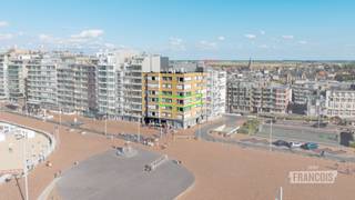 Op een absolute toplocatie aan de Zeedijk van Wenduine bevindt zich dit prachtig gerenoveerde appartement. Dankzij het frontale zeezicht geniet u niet alleen vanuit de lichtrijke leefruimte en de open keuken van een adembenemend panorama, maar ook vanuit beide slaapkamers. Een unieke woonbeleving waar de zee steeds centraal staat.<br /><br />Bij het betreden van het appartement wordt u verwelkomd in een ruime inkomhal met een afzonderlijk gastentoilet. Via een stijlvolle glazen deur komt u in de royale leefruimte met volledig uitgeruste open keuken. Door deze open indeling vloeien wonen, koken en genieten naadloos in elkaar over, terwijl de grote raampartijen ervoor zorgen dat het fenomenale zeezicht vanuit vrijwel elke hoek van de leefruimte zichtbaar is. <br /><br />Verder beschikt het appartement over twee ruime slaapkamers, die beide uitkijken op de zee en zo elke ochtend een uitzonderlijk uitzicht bieden. Daarnaast is er een praktische technische ruimte die momenteel eveneens als wasruimte wordt gebruikt evenals een stijlvolle badkamer uitgerust met een inloopdouche, dubbele lavabo en een tweede toilet.<br /><br />Als extra troef beschikt het appartement over een privatieve kelderberging en een gemeenschappelijke fietsenberging wat het wooncomfort nog verder verhoogt.<br /><br />Ook op technisch vlak scoort deze eigendom uitstekend dankzij de gunstige EPC-score, de conforme elektrische installatie en de centrale verwarming op aardgas.<br /><br />Bent u op zoek naar een vaste woonplaats aan de Belgische kust, een luxueus tweede verblijf of een interessante investering? Dan is dit instapklare appartement met zijn uitzonderlijke ligging en ongeëvenaarde zeezicht een bezoek meer dan waard.<br /><br />