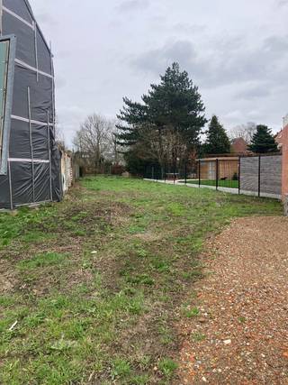 <span><strong>Bouwgrond zonder bouwverplichting – Tuinstraat, Torhout!</strong></span><br />Droom je ervan om je eigen woning te realiseren op een centrale locatie?<br />Deze bouwgrond van 555 m² is gelegen in de Tuinstraat te Torhout en biedt alle vrijheid dankzij het ontbreken van een bouwverplichting.<br /><br /><strong>Troeven van dit perceel:</strong><br />+ Geschikt voor een halfopen bebouwing<br />+ 555 m² grondoppervlakte<br />+ Rustige ligging met vlotte verbinding naar het centrum van Torhout, station en omliggende gemeenten<br />+ Vrijheid om zelf te kiezen wanneer en met wie u bouwt<br />+ Extra voordeel: indien je ervoor kiest om te bouwen met BCA, kan dit (mits voldaan aan de voorwaarden) aan een verlaagd BTW-tarief van 6%.<br /><br />Een unieke kans voor wie op zoek is naar ruimte, flexibiliteit en een uitstekende locatie.<br />Contacteer ons vandaag nog voor meer informatie, de bouwvoorschriften of om het perceel zelf te ontdekken.<br /><br />Interesse? <br />Bel: 09 216 84 51 of 0472 860 205  of stuur een mailtje naar sara@bcabouwtbeter.be.