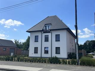 <p>Recent, instapklaar appartement (85 m²) met 2 slaapkamers in vrijstaande, kleinschalige residentie + autostaanplaats. <br />Indeling: inkomhal met apart gastentoilet, toegang tot eerste (van twee) slaapkamer(s) (9 m²). Badkamer met lavabo, inloopdouche, wasmachine en droogkast. Ruime, lichtrijke woonkamer met open keuken en eetplaats. De keuken is uitgerust met o.a. vaatwasser, oven, ingebouwde koelkast, spoelbak, elektrisch kookvuur, dampkap en ingemaakte kasten. Het gezellig balkonnetje is perfect om op zonnige dagen toch buiten te kunnen zitten. Een zoldertrap brengt je van de leefruimte naar de zolderverdieping, waar een afgewerkte zolder als tweede potentiële slaapkamer (20 m²) kan dienen. </p><p>Autostaanplaats in ondergrondse garage (inbegrepen in vraagprijs). Momenteel verhuurd aan €850/maand, dus ook ideaal om te kopen als investering.</p><p><br />Extra: <br />- Bouwjaar 2020<br />- EPC-label A: dubbele beglazing, zonnepanelen, etc.<br />- Geen lift aanwezig<br />- P-score A, G-score A<br />- Woongebied met landelijk karakter, verdere stedenbouwkundige informatie in aanvraag<br />- Maatregelenregister in aanvraag</p><p>Nabij scholen, winkels, autosnelweg, openbaar vervoer, etc. Voor meer info ga naar www.coenenvastgoed.be of bel 03/375.82.92</p>