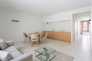 <p><span>Op een toplocatie op het Zuid, tussen het Zuidpark en het KMSKA, bevindt zich dit kwalitatief afgewerkte appartement op de eerste verdieping van residentie Zuiders Dok III. Tal van restaurants, winkels en musea op wandelafstand, terwijl de nabijheid van belangrijke invalswegen zorgt voor een uitstekende bereikbaarheid.</span></p>
<p><span>Via het schuifraam sluit de leefruimte aan op een royaal terras van ca 25 m², dat een uitzonderlijke buitenruimte biedt op het Zuid. De open keuken is uitgerust met kwalitatieve Miele-toestellen, waaronder een inductiekookplaat, vaatwasser en spoelbak.</span></p>
<p><span>De masterbedroom beschikt over een ensuite badkamer voorzien van een ligbad, wastafel en stijlvol Vola-kraanwerk. Daarnaast is er een tweede kamer die zich perfect leent als bureau, dressing of babykamer.</span></p>
<p><span>Verder beschikt het appartement over een apart toilet met handenwasser.</span></p>
<p><span>De hoogwaardige afwerking wordt extra onderstreept door de inbegrepen linnen gordijnen en de designverlichtingsarmaturen van Nemo Lighting. <br /><br />Op de ondergrondse verdieping bevindt zich een gemeenschappelijke fietsenstalling.</span></p>