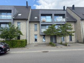 Ontdek dit charmante duplex appartement, ideaal gelegen in rustige groene omgeving. De indeling biedt een praktische en comfortabele woonervaring...