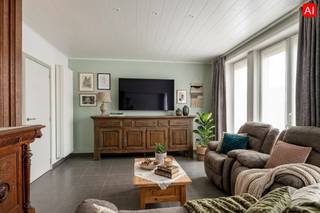 De prijs bedraagt een STARTPRIJS.<br /><br />Dit RUIM APPARTEMENT is gelegen in hartje Tielt met name in de Bruggestraat 31/2 met een bewoonbare oppervlakte van maar liefst 104 m², op wandelafstand van winkels, bakker, slager, openbaar vervoer, enz...<br /><br />PLUSPUNTEN:<br />* CENTRALE LIGGING <br />* INSTAPKLAAR | TOTAALRENOVATIE 2010<br />* GEEN SYNDIC <br />* ASBESTVEILIG<br />* GEEN RENOVATIEPLICHT | LABEL C<br />* CONFORME ELEKTRISCHE KEURING TOT 2037<br />* CENTRALE VERWARMING HR KETEL | AIRCO <br /><br />INTERIEUR:<br />U komt binnen via de inkomhal met apart toilet en toegang tot de lichtrijke leefruimte (28,50 m²) met zit- en eethoek met aansluitend de open ingerichte keuken 7 m² (kookplaat | dampkap | kookplaat | spoelbak | frigo | oven | vaatwasser). Verder is er nog de ruime ingerichte badkamer (ligbad | douche | dubbele lavabo met meubel) en een praktische berging (3,00 m²).<br />Het verdiep omvat 2 slaapkamers (14,00 m² | 14,50 m²) en een bergruimte/technische ruimte (4 m²).<br />Tot slot beschikt het appartement ook nog over een zeer ruime en droge kelder ideaal voor extra stockage.<br /><br />EXTERIEUR:<br />De eigendom is voorzien van een gezellige koer. In de straat en op wandelafstand is er voldoende parkeergelegenheid met bewonerskaart.