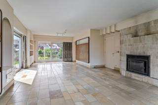 Deze woning in authentieke jaren '60-stijl biedt een prachtig renovatieproject met veel potentieel.De indeling is functioneel en ruim opgezet, met...