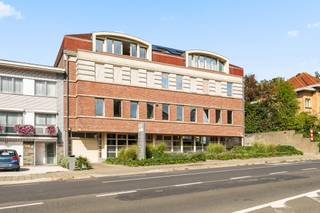 <p>Deze kantoren bevinden zich in een goed onderhouden bedrijfsgebouw en beslaan uitsluitend de begane grond. Ze bieden een totale oppervlakte van ongeveer 320 m², die perfect geschikt is voor een bedrijfsactiviteit of een hoofdkantoor.<br /><br />De locatie in Wemmel is uitstekend bereikbaar via de Brusselse Ring, de E40 en de A12, en biedt tegelijkertijd een goede zichtbaarheid en een praktische en functionele werkomgeving.<br /><br />De begane grond heeft een oppervlakte van ongeveer 320 m² en beschikt over een uitnodigende receptie, verschillende afgesloten kantoren, opslagruimtes, een keuken, een eetzaal en een prachtig privéterras van ongeveer 70 m², ideaal voor pauzes of interne evenementen.<br /><br />Het geheel beschikt over 5 parkeerplaatsen buiten, 4 parkeerplaatsen binnen, een lift, een alarmsysteem, centrale verwarming op gas en geïntegreerde airconditioning.<br /><br />De ruimtes bieden interessante inrichtingsmogelijkheden, waardoor de locatie gemakkelijk kan worden aangepast aan de behoeften van een modern bedrijf. Een zeldzame kans om zich te vestigen in een strategische sector aan de rand van Brussel.<br /><br /></p>