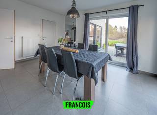 Moderne halfopen woning in Scherpenheuvel<br /><br />Ontdek deze instapklare woning te koop in het charmante Scherpenheuvel-Zichem, waar ruimte, licht en comfort naadloos samenkomen.<br /><br />Deze gezellige gezinswoning uit 2019 biedt maar liefst 230 m² bewoonbare oppervlakte en is afgewerkt met oog voor detail. De lichtrijke leefruimte vormt het hart van de woonst en sluit naadloos aan op de moderne keuken. Met vier volwaardige slaapkamers en een stijlvolle badkamer is dit huis perfect voor gezinnen die ruimte zoeken. Buiten geniet u van een grote tuin en een aangenaam terras, ideaal voor ontspanning in alle rust. De ligging is een absolute troef: rustig wonen in Scherpenheuvel-Zichem en toch vlakbij het centrum, winkels en scholen. Bovendien beschikt de eigendom over een inpandige garage en extra parkeermogelijkheden buiten.<br /><br />Interesse in deze ruime woning in Scherpenheuvel-Zichem? Neem vandaag nog contact op via rotselaar@immofrancois.be of 016/946.945 en plan uw bezoek. Wij zijn actief in onder andere Rotselaar, Wilsele, Holsbeek, Haacht, Keerbergen, Tremelo, Aarschot en Scherpenheuvel, en begeleiden u graag bij elke stap.<br /><br />Woning verkopen in Scherpenheuvel-Zichem? Vraag je gratis schatting aan bij Immo Francois via rotselaar@immofrancois.be.<br /><br />