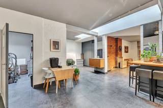 Voor meer info of een bezoek, bel 053 59 49 32 - Dit commercieel gelijkvloers van 144m² biedt een aantrekkelijke en veelzijdige ruimte...