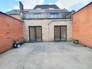 Het app op het glv is 107,25 m2 m2+ terras en heeft volgende indeling:  living 27m2, aparte kkn met toest...