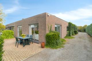 We verwelkomen u graag met een kleine, gezellige attentie. In deze rustige, doodlopende straat vind je deze halfopen woning boordevol...
