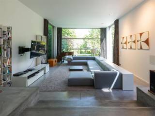 On the outskirts of Brussels, between the Bois du Wilder and the Scheutbos Park, this modern villa, designed by architect Jean-Paul Hermant...