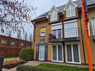 Ruime energiezuinige studio in hartje Geel! <br /><br />Deze studio is gelegen op de eerste verdieping en is bereikbaar met de trap. <br />Ideale locatie aangezien de markt, winkels, openbaar vervoer en scholen zich op wandelafstand bevinden! <br />Zeer gunstig EPC dus lage maandelijkse kosten! <br /><br />Indeling: <br />De leef- en slaapruimte is ruim en geniet van veel lichtinval door de grote raampartijen. De open keuken is geïnstalleerd met de nodige toestellen. Het terras bevindt zich aan de achterzijde en tevens ook de rustige kant. <br />Een badkamer bevindt zich in een aparte ruimte en beschikt over lavabo, douche en toilet. Een technische berging geeft de aansluitingen voor een wasmachine. <br /><br />Fietsen en vuilbakken kunnen geplaatst worden in een afgesloten gemeenschappelijke berging. <br /><br />Heb je interesse? Vraag uw bezoek aan via onze website https://www.immovl.be/te-huur/list en druk op de knop 'IK WENS EEN BEZOEK'.