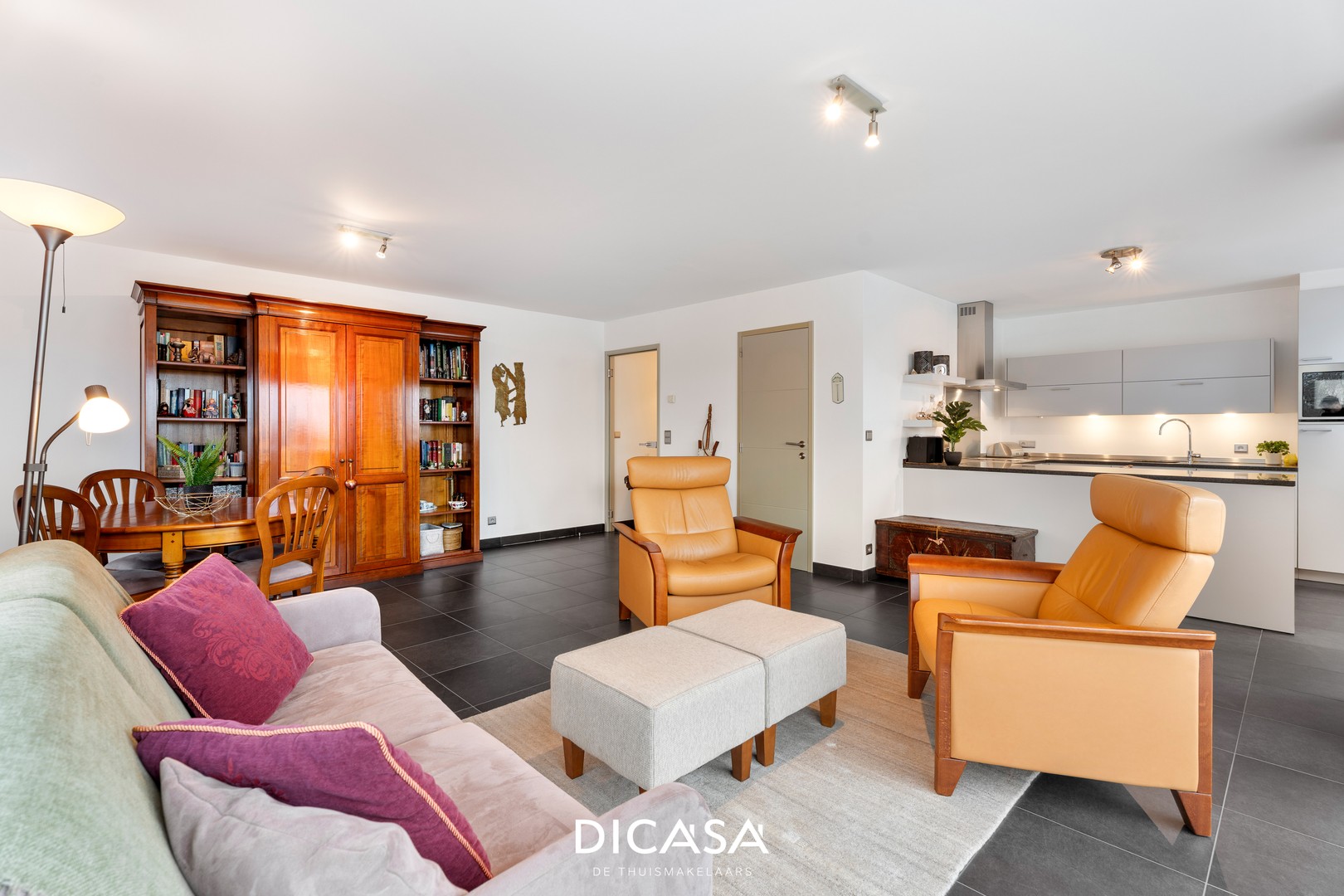 Lichtrijk duplexappartement met 2 slaapkamers, garage en autostaanplaats te Bredene - foto 3