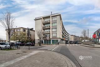 <p><span>Boekenberglei 22 (4e verd.) - Deurne</span></p><p><span> </span></p><p><span>Ruim hoekappartement (117 m²) met 3 slaapkamers, garagebox en 3 terrassen in Deurne.</span></p><p><span> </span></p><p><span>Wonen tussen het Boekenbergpark en het Te Boelaerpark, dat is wonen tussen het groen en tegelijk genieten van een goede bereikbaarheid. Te voet naar de bus en de tram, met de fiets naar Berchem-station en met de auto in geen tijd de snelweg op. Reken daar nog het ruime aanbod aan velo-stations bij en je kan zeker zijn dat je je vlot in alle windrichtingen kan verplaatsen. Een ideale locatie voor wie de drukte van de stad wil ontvluchten, maar toch graag overal dichtbij is.</span></p><p><span> </span></p><p><span>Het appartement bevindt zich op de vierde verdieping van een verzorgd gebouw met vijf verdiepingen, waarvan het dak in 2023 vernieuwd en geïsoleerd werd. De vaste kosten bedragen €160/maand en omvatten onder andere privatief water verbruik, lift, syndicus, blokpolis en onderhoud van de gemene delen. De verwarming is individueel en in 2016 werd een nieuwe verwarmingsketel geplaatst. De elektriciteit is conform en met een EPC-score C zit je hier goed op vlak van energie. Bovendien werden de keuken en badkamer recent vernieuwd (2020 en 2021), wat zorgt voor een instapklare basis.</span></p><p><span> </span></p><p><span>Je komt binnen in de inkomhal, waarna een dubbele deur je leidt naar de bijzonder ruime en lichtrijke leefruimte van maar liefst 43 m². Dankzij de elektrische screens blijft het hier ook tijdens warme dagen aangenaam. Vanuit de woonkamer heb je toegang tot het eerste terras (4 m²) met west-oriëntatie. De aparte keuken (9 m²) is volledig uitgerust en geeft uit op een tweede terras (3 m²) met zuid-oriëntatie. Aan de rustige noordzijde bevinden zich de drie slaapkamers van 8 m², 9 m² en 14 m², waarvan de grootste toegang biedt tot het derde terras (6 m²). Verder beschikt het appartement over een badkamer (5 m²) met douche en dubbele lavabo, een apart toilet en een praktische berging.</span></p><p><span>Een extra troef is de garagebox van 19 m², verplicht aan te kopen aan €30.000.</span></p><p><span>Ben je op zoek naar een ruim appartement? Mis deze kans niet! Bewoonbare opp. 117 m² – ref.: bruto vloeropp. Voor meer info of een gratis schatting surf naar </span><span><span>www.hansimmo.be</span></span></p><p><span> </span></p><p><span> </span></p>