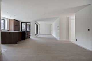 <strong>VERKOOP ONDER REGISTRATIERECHTEN (2% OF 12%) – LAATSTE NIEUWBOUWAPPARTEMENT MET 3 SLAAPKAMERS IN HEVERLEE<br /></strong>(appartement in laatste fase van afwerking)<br /><br />Dit stijlvol nieuwbouwappartement met drie slaapkamers is gelegen op de tweede verdieping van residentie Neroli, een kleinschalig en modern woonproject in de Groenstraat te Heverlee, op slechts 2 km van Leuven.<br /><br />Het appartement beschikt over twee terrassen en een privatieve kelder. Daarnaast is er een ondergrondse autostaanplaats beschikbaar, die kan worden aangekocht aan een prijs van 35.000 EUR.<br /><br />De oplevering is voorzien rond midden april 2026. De verkoop gebeurt onder het stelsel van registratierechten (2% of 12%), wat een financieel interessant alternatief kan zijn ten opzichte van een klassieke nieuwbouwverkoop onder 21% btw.<br /><br />Residentie Neroli combineert hedendaagse architectuur met een duurzame woonkwaliteit. Het appartement wordt verwarmd via vloerverwarming en is uitgerust met 40 individuele zonnepanelen. Dankzij het BEN-label (Bijna-EnergieNeutraal) geniet u van een energiezuinige woning met een hoog wooncomfort en lage energiekosten.<br /><br />Het appartement zal kwalitatief worden opgeleverd met een uitgeruste keuken, een ingerichte badkamer en douchekamer, evenals voldoende stopcontacten. <br /><br />Een ideale combinatie van modern wonen, energie-efficiëntie en een uitstekende ligging nabij het centrum van Leuven.<br /><br />Wenst u meer informatie over dit appartement?<br />Neem gerust contact op via lotte@immogve.be of telefonisch via 0474 38 63 93.