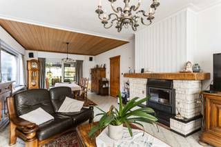 Ruime open bebouwing in Nieuwerkerken, rustig gelegen in een doodlopende straat. De woning beschikt over 5 slaapkamers, 2 badkamers, een ruime keuken en zeer grote leefruimte. Volledig onderkelderd met garage, grote bergruimte en aparte wijnkelder. Daarnaast is er nog een ruime zolder. Buiten is er een overdekt terras, een tuin met avondzon en meerdere parkeerplaatsen vooraan. Een ruime gezinswoning met veel mogelijkheden op een zeer rustige ligging.