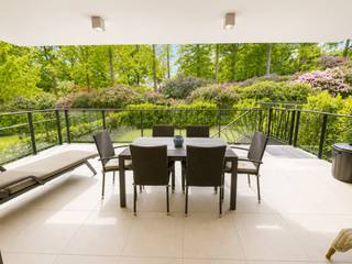 Dit exclusieve villament vertegenwoordigt het toppunt van luxe wonen in Lummen. Gelegen in de meest prestigieuze residentie van de stad, biedt deze zeldzame eigendom een unieke combinatie van absolute privacy en centrale ligging. Met slechts 2% registratierechten geniet u van een aanzienlijk fiscaal voordeel.<br /><br />De 145 m² woning is voorzien van premium afwerkingen: authentiek parket, gashaardvuur, zonnepanelen en een open keuken die naadloos aansluit op het ruime terras. Twee slaapkamers, een aparte kleedkamer en twee luxe badkamers garanderen comfort en elegantie. Het zuidgericht terras met verwarming biedt het hele jaar door genieten van de prachtige rododendrons en overvloedige middagzon.<br /><br />De twee inpandige parkeerplaatsen, gedeelde fietsenstalling en uitstekende EPC A-rating completeren dit uitzonderlijke aanbod. Een zeldzame kans op een waar juweel in het hart van Lummen.<br /><br />www.monarqueproperties.be
