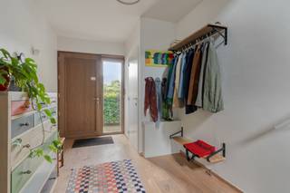 <p><span>Sommige woningen voelen vanaf het eerste moment juist aan. Deze vrijstaande woning combineert rust, ruimte en wooncomfort op een manier die dagelijks wonen aangenamer maakt. Gelegen in een rustige doodlopende straat geniet u hier van een veilige woonomgeving, veel privacy en een perceel van 663 m² waar binnen- en buitenleven mooi in elkaar overvloeien.</span></p>
<p><span>De woning werd steeds met zorg onderhouden en verkeert in uitstekende staat. Dankzij de bewoonbare oppervlakte van 221 m² beschikt het gezin over alle ruimte om comfortabel te wonen, te werken en te ontspannen.</span></p>
<p><span>De lichtrijke leefruimte vormt het hart van de woning. Grote raampartijen zorgen voor een aangename verbinding met de tuin en laten het natuurlijke licht volop binnenstromen. Het uitzicht op het groen creëert doorheen het hele jaar een rustgevende sfeer. Aansluitend bevindt zich de volledig vernieuwde keuken uit 2007, een praktische en uitnodigende plek waar dagelijkse momenten vaak de mooiste herinneringen worden.</span></p>
<p><span>Met drie volwaardige slaapkamers beschikt elk gezinslid over zijn eigen plek. De badkamer, de ruime zolder en de kelder zorgen voor extra comfort en flexibiliteit, zowel vandaag als in de toekomst. Hobby's, thuiswerk of extra bergruimte krijgen hier moeiteloos een plaats.</span></p>
<p><span>Ook buiten komt de woonkwaliteit volledig tot haar recht. De tuin vormt een aangename plek om te ontspannen, te spelen of samen te genieten met familie en vrienden. De vijver voegt extra sfeer toe aan het geheel en zorgt voor een rustgevend accent. Het vrijstaande bijgebouw van 37 m² opent bovendien tal van mogelijkheden als hobbyruimte, werkplaats of praktische opslagruimte.</span></p>
<p><span>Op technisch vlak is deze woning eveneens goed voorbereid op de toekomst. Met zonnepanelen, een EPC-label B, conforme elektriciteit en een asbestveilig attest geniet u van een energiezuinige woning die comfort combineert met gemoedsrust.</span></p>
<p><span>De ligging in een verkeersarme doodlopende straat vormt een belangrijke meerwaarde. Kinderen kunnen veilig voor de deur spelen terwijl u geniet van de rust die deze omgeving kenmerkt.</span></p>
<p><span>Een woning waar licht, ruimte en geborgenheid samenkomen, en waar nieuwe herinneringen vanzelf hun plaats vinden.<br /><br />Interesse? Neem contact op met Domestic Makelaars op 014 61 03 86</span></p>
