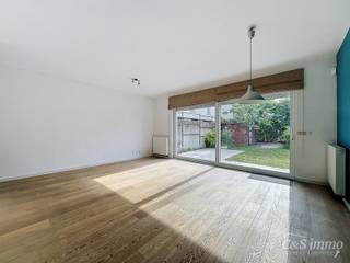 <p>This modern and energy-efficient semi-detached home offers exceptional living comfort and is ideal for a large family or for those who value space and quality. The property features no fewer than five full-sized bedrooms, a sunny garden, and a well-thought-out layout with high-quality finishes. At the front of the house, there is also a pleasant playground, which is an added advantage for families with children.<br />Upon entering the property, you are welcomed into a spacious entrance hall with a guest toilet and a generous storage/technical room, offering ample space for a washing machine, dryer, and an additional appliance.<br />The bright living area with open-plan kitchen forms the heart of the home and benefits from large windows providing a lovely view of the inviting garden.<br />The modern, fully equipped kitchen includes a cooktop with extractor hood, oven, refrigerator with freezer compartment, and dishwasher.<br />The first floor comprises three bedrooms and a comfortable bathroom with double washbasin, shower, and bathtub. The second floor offers two additional bedrooms, one of which includes a separate dressing room.<br />The property is also equipped with a ventilation system and boasts an excellent EPC rating of A, ensuring very low energy consumption. Additional storage space is available in the attic.<br />There is the option to purchase a garage box for €38,000.</p>