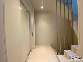 Dit stijlvolle appartement van ca. 120 m² bevindt zich op de tweede verdieping van een recent gebouw in het centrum van Meise. Dankzij de grote raampartijen geniet je in de leefruimte de hele dag van natuurlijk licht. De open, volledig ingerichte keuken sluit naadloos aan op de leefruimte en wordt aangevuld met een handige, ruime berging.
Via de nachthal bereik je twee volwaardige slaapkamers (of één slaapkamer en een bureau), evenals de moderne badkamer met een grote inloopdouche.
Het appartement beschikt over een mooi en ruim terras dat grenst aan zowel de leefruimte als de keuken, ideaal om te ontspannen of te genieten met vrienden.
Verder beschikt het appartement over: ingebouwde kasten, hoogstaande afwerking, ventilatiesysteem type D, verwarming op gas en toegang via trap én lift.

Kortom: een instapklaar, modern en comfortabel appartement op een toplocatie in Meise.

Voor meer informatie of een bezoek gelieve te mailen naar sabine@domusvastgoed.be